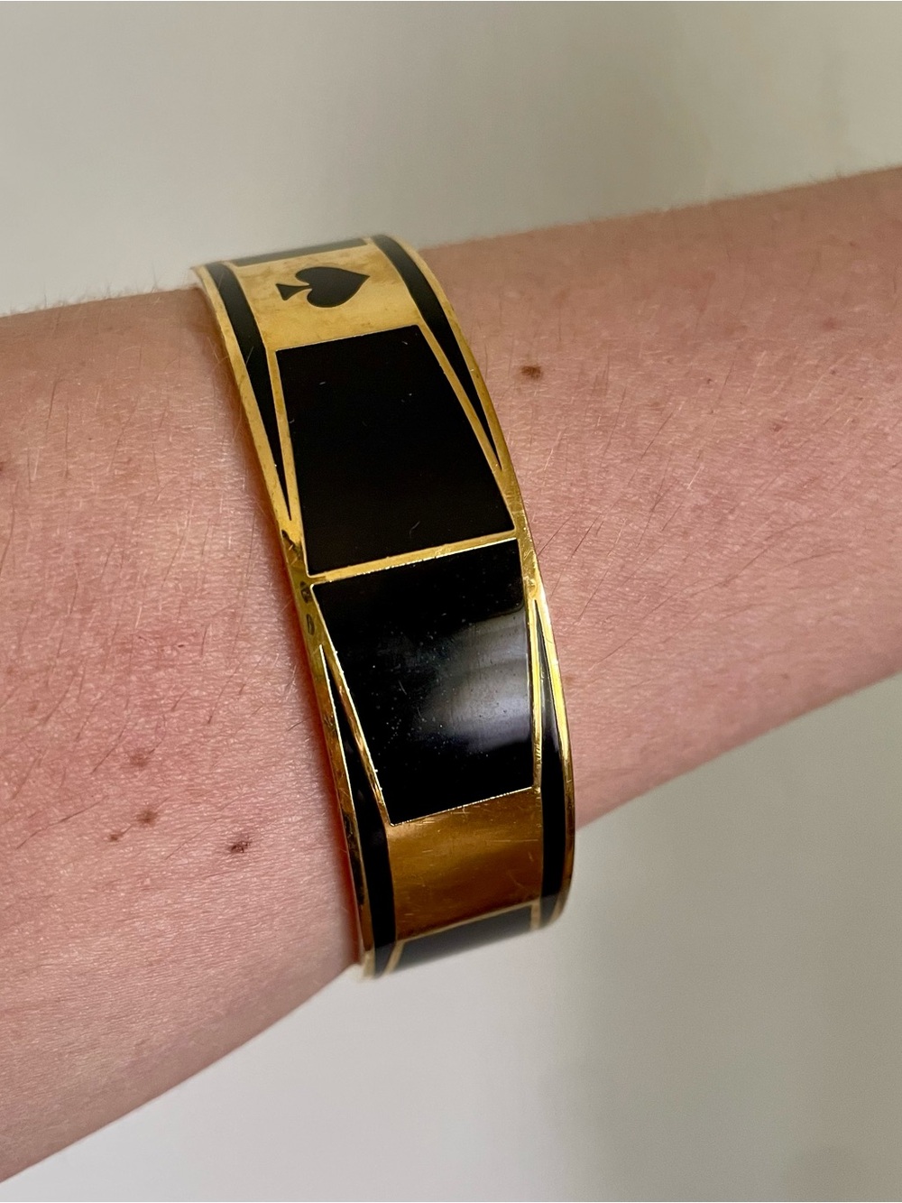 Kate Spade Take A Bow Gold Toned Bangle Bracelet With Spade - Picture 4 of 9